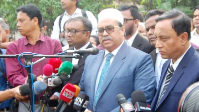 রোববার ব্যারিস্টার মইনুল হোসেনের জানাজার আগে কথা বলেন প্রধান বিচারপতি ওবায়দুল হাসান। ছবি: ফোকাস বাংলা