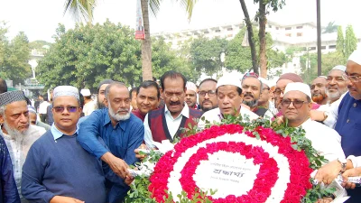 রোববার ব্যারিস্টার মইনুল হোসেনের জানাজার আগে ফুল দিয়ে শ্রদ্ধার্ঘ্য নিবেদন করে ইত্তেফাক পরিবার। ছবি: ফোকাস বাংলা