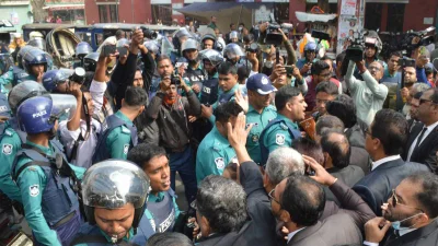 বরিশালে বিএনপি নেতাকর্মীদের ছত্রভঙ্গ করে দেয় পুলিশ। ছবি: ইত্তেফাক