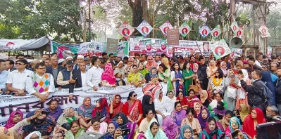প্রেস ক্লাবের সামনে বিএনপির মানববন্ধনে নেতা-কর্মীরা। ছবি: ফোকাস বাংলা