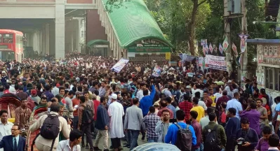 প্রেস ক্লাবের সামনে বিএনপির মানববন্ধনে নেতা-কর্মীরা। ছবি: ফোকাস বাংলা
