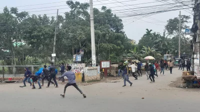 কেন্দ্রীয় কর্মসূচির অংশ হিসেবে বিএনপির মানববন্ধন ছত্রভঙ্গ করে দেওয়ায় পুলিশের সঙ্গে সংঘর্ষ শুরু হয়। ছবি: সংগৃহীত