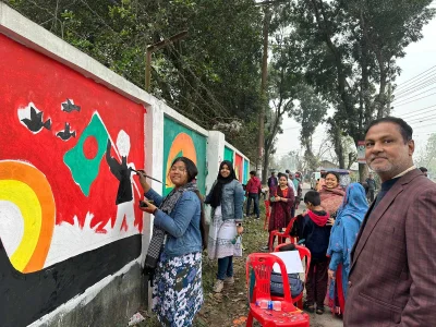দেয়ালে ছবি আঁকছে শিশু-কিশোররা। ছবি: সংগৃহীত