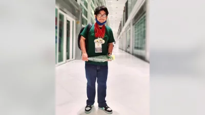 পুরস্কারের মেডেল গলায় শামিল