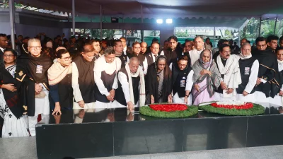 দলীয় সভাপতি হিসেবে আওয়ামী লীগ নেতাকর্মীদের সঙ্গে বঙ্গবন্ধুর প্রতিকৃতিতে শ্রদ্ধা জানান প্রধানমন্ত্রী শেখ হাসিনা। ছবি: ফোকাস বাংলা