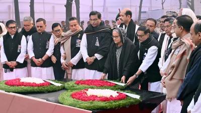 বুদ্ধিজীবী স্মৃতিসৌধে দলের নেতাকর্মীদের সঙ্গে শ্রদ্ধা জানান আওয়ামী লীগ সভাপতি ও প্রধানমন্ত্রী শেখ হাসিনা। ছবি: প্রধানমন্ত্রীর প্রেস উইং