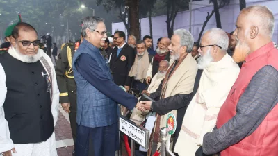 বুদ্ধিজীবী স্মৃতিসৌধে যুদ্ধাহত মুক্তিযোদ্ধা, মুক্তিযোদ্ধা ও শহীদ পরিবারের সদস্যদের সঙ্গে কুশল বিনিময় করেন রাষ্ট্রপতি মো. সাহাবুদ্দিন। ছবি: ফোকাস বাংলা
