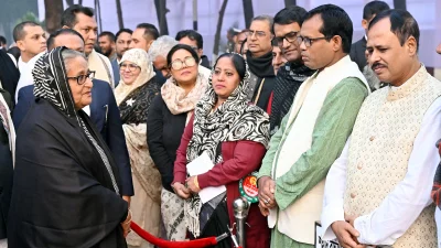 বুদ্ধিজীবী স্মৃতিসৌধে যুদ্ধাহত মুক্তিযোদ্ধা, মুক্তিযোদ্ধা ও শহীদ পরিবারের সদস্যদের সঙ্গে কুশল বিনিময় করেন প্রধানমন্ত্রী শেখ হাসিনা। ছবি: প্রধানমন্ত্রীর প্রেস উইং