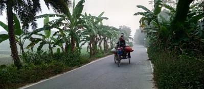 শীতের দাপটে নিম্ন-আয়ের মানুষ কাজে বের হতে পারছে না। ছবি: ইত্তেফাক