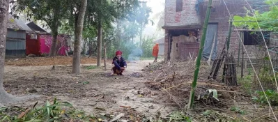 শীত থেকে বাঁচতে দুপুরেও গরম পোশাক পরে থাকছেন স্থানীয়রা। ছবি: ইত্তেফাক