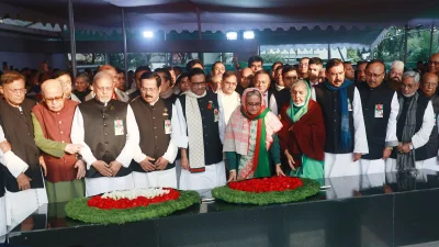 বঙ্গবন্ধুর প্রতিকৃতিতে দলের জ্যেষ্ঠ নেতাদের সঙ্গে শ্রদ্ধা জানান প্রধানমন্ত্রী শেখ হাসিনা। ছবি: ফোকাস বাংলা