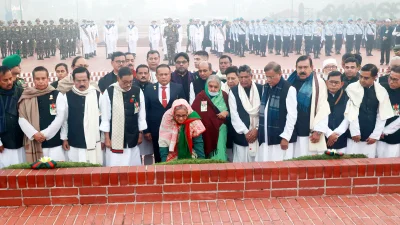 দলের নেতাকর্মীদের সঙ্গে শ্রদ্ধা জানান আওয়ামী লীগ সভাপতি ও প্রধানমন্ত্রী শেখ হাসিনা। ছবি: ফোকাস বাংলা