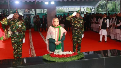 বঙ্গবন্ধুর প্রতিকৃতিতে শ্রদ্ধা জানানোর পর কিছুক্ষণ নীরবে দাঁড়িয়ে থাকেন প্রধানমন্ত্রী শেখ হাসিনা। ছবি: ফোকাস বাংলা