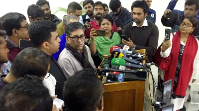 গণমাধ্যমকর্মীদের প্রশ্নের জবাব দিচ্ছেন আওয়ামী লীগের দপ্তর সম্পাদক বিপ্লব বড়ুয়া। ছবি: ফোকাস বাংলা 