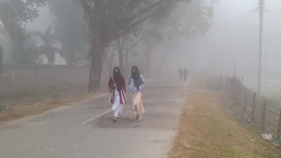 শীতে গরম পোশাকে শিক্ষার্থীদের স্কুল-কলেজে যেতে দেখা গেছে। ছবি: ইত্তেফাক