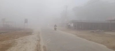সকাল ছয়টার দিকে পঞ্চগড়ের তেঁতুলিয়ায় কুয়াশাচ্ছন্ন আবহাওয়ায়ও জীবিকার অন্বেষণে চলছে জীবনের আবাহন। ছবি: ইত্তেফাক