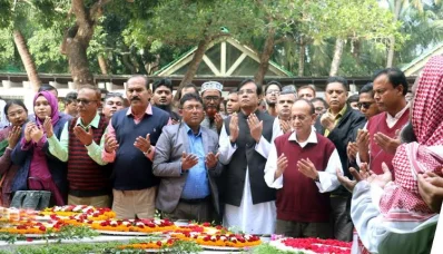 বঙ্গবন্ধুর সমাধিতে শ্রদ্ধা জানান জেপি নেতা আনোয়ার হোসেন মঞ্জু। ছবি: ইত্তেফাক