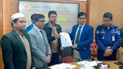 প্রতীক বরাদ্দ অনুষ্ঠানে মজিবুর রহমান নিক্সন চৌধুরীর পক্ষ থেকে ঈগল প্রতীক গ্রহণ করেন জেলা যুবলীগের আহবায়ক কমিটির সদস্য মো. আবুল বাশার