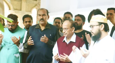 ১৪-দলীয় জোটের শরিক জাতীয় পার্টি-জেপি&rsquo;র চেয়ারম্যান ও নৌকা প্রার্থী আনোয়ার হোসেন মঞ্জু এমপি মঙ্গলবার বিকালে শর্ষিণা পীর হযরত মাওলানা নেছার উদ্দিন আহম্মদ (রহ.)এর মাজার জিয়ারত করেন। ছবি : ইত্তেফাক  