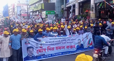 জনসভায় যোগ দিতে মিছিল নিয়ে যাচ্ছেন নেতা-কর্মীরা