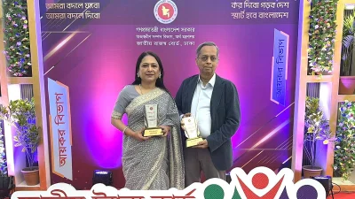 সম্মাননা হাতে সেরা করদাতা আনোয়ারা হোসেন ও এম এ হায়দার হোসেন