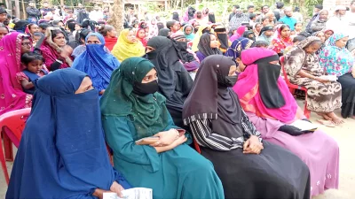 জাতীয় পার্টি-জেপি&rsquo;র সংসদ সদস্য প্রার্থী আনোয়ার হোসেন মঞ্জুর প্রতীক নৌকা মার্কার পক্ষে ভান্ডারিয়ার গৌরীপুর গ্রামে এক উঠান বৈঠকে নারীরা। ছবি: ইত্তেফাক