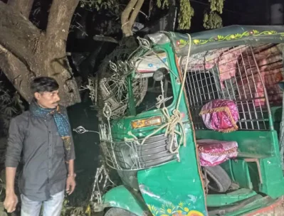 ভাঙচুর করা সিএনজি অটোরিকশা। ছবি : ইত্তেফাক 