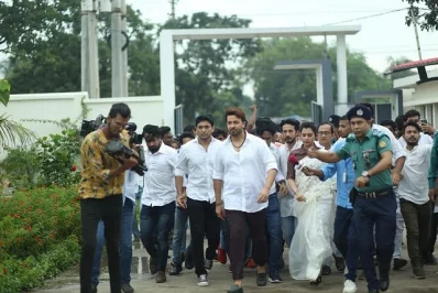 লিডার: আমিই বাংলাদেশ সিনেমার একটি দৃশ্য।