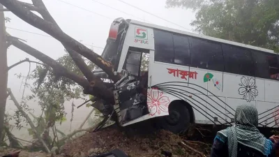বরিশালে ট্রলির ধাক্কায় কয়েকটি বড় বড় গাছের সঙ্গে ধাক্কা খায় একটি যাত্রীবাহী বাস। ছবি: ইত্তেফাক