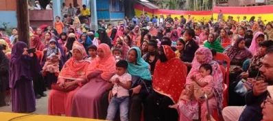 ভাণ্ডারিয়ায় জাতীয় পার্টি-জেপির নির্বাচর্নী প্রচারণার উঠান বৈঠকে নারী ভোটাররা। ছবি: ইত্তেফাক