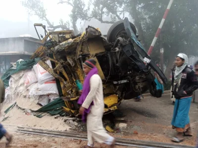 যশোরে ট্রেনের ধাক্কায় দুমড়ে মুচড়ে যায় একটি ট্রাক। ছবি: ইত্তেফাক