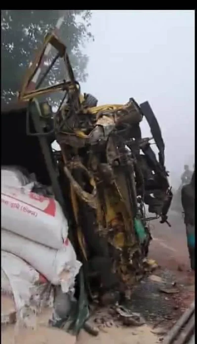 দুমড়ে মুচড়ে যাওয়া ট্রাক। ছবি: ইত্তেফাক