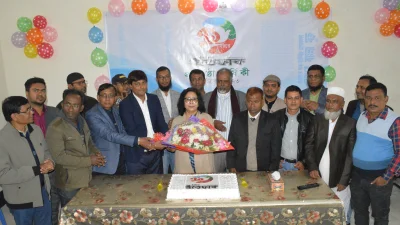 দৈনিক ইত্তেফাকের ৭১ বছর পূর্তি উপলক্ষে ইত্তেফাক সম্পাদক তাসমিমা হোসেনকে ফুলেল শুভেচ্ছা জানান সংবাদকর্মীরা। ছবি: ইত্তেফাক