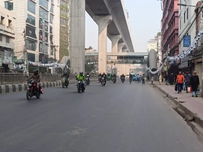 ফার্মগেটে অবরোধে ফাঁকা রাস্তায় মোটরসাইকেল চলাচল। ছবি: ইত্তেফাক