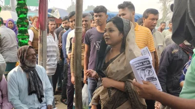 ভোটারদের সঙ্গে সৌজন্যতায় বিশিষ্ট কণ্ঠশিল্পী ডলি সায়ন্তনী। ছবি: ইত্তেফাক