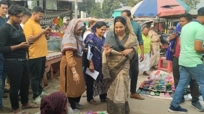 ভোটের প্রচারণায় বিশিষ্ট কণ্ঠশিল্পী ডলি সায়ন্তনী। ছবি: ইত্তেফাক
