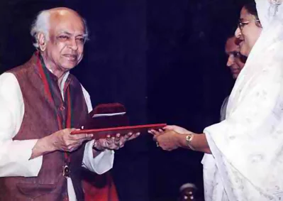 প্রধানমন্ত্রী শেখ হাসিনার হাত থেকে স্বাধীনতা পুরস্কার নিচ্ছেন মাজহারুল ইসলাম। ছবি: সংগৃহীত