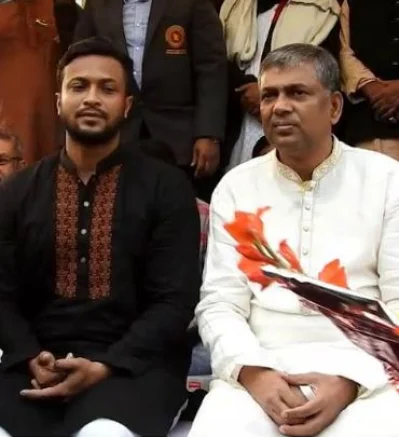 সাকিবের সঙ্গে মঞ্চে এমপি শিখর। ছবি: অমিত মিত্র