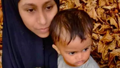 ক্ষুধার্ত এক মা ও শিশু।