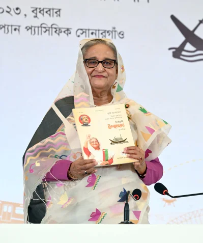 আওয়ামী লীগের নির্বাচনী ইশতেহার-২০২৪ বইয়ের মোড়ক উন্মোচন করেন প্রধানমন্ত্রী ও আওয়ামী লীগ সভানেত্রী শেখ হাসিনা। ছবি: প্রধানমন্ত্রীর প্রেস উইং