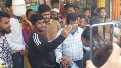 নিক্সন চৌধুরীকে কাছে পেয়ে অনেকে সেলফি তুলতে ব্যস্ত হয়ে পড়েন। ছবি: ইত্তেফাক