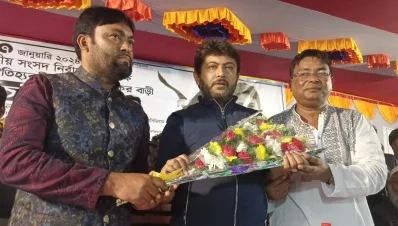 নির্বাচনী প্রচারের লক্ষ্যে অনুষ্ঠিত উঠান বৈঠকে নিক্সন চৌধুরীকে ফুলের তোড়া দিয়ে বরণ করে নেওয়া হয়। ছবি: ইত্তেফাক