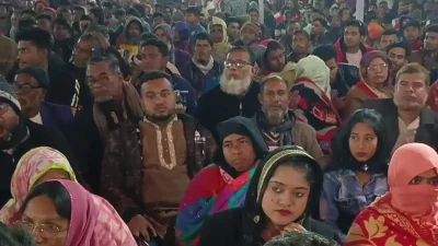 স্থানীয় জনসাধারণের অংশ নেওয়ায় উঠান বৈঠক ক্রমান্বয়ে জনসভায় পরিণত হয়। ছবি: ইত্তেফাক
