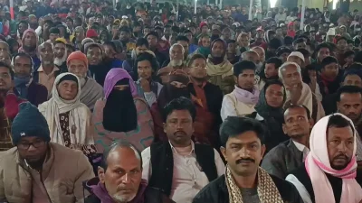 স্থানীয় জনসাধারণের অংশ নেওয়ায় উঠান বৈঠক ক্রমেই জনসভায় রূপ পায়। ছবি: ইত্তেফাক