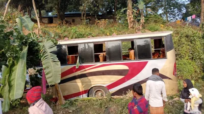 ক্ষতিসাধিত পিকনিকের বাস। ছবি: ফোকাস বাংলা
