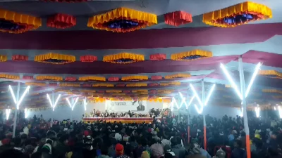 বুধবার সন্ধ্যায় অনুষ্ঠিত উঠান বৈঠকে স্বতঃস্ফূর্তভাবে আসে স্থানীয় জনসাধারণ। ছবি: ইত্তেফাক