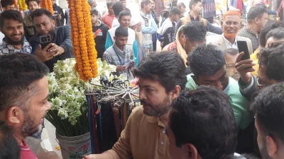 ব্যবসায়ীদের সঙ্গে মতবিনিময় করেন নিক্সন চৌধুরী। ছবি: ইত্তেফাক