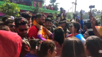 মাশরাফিকে ফুল দিয়ে বরণ করে নেন নড়াইলবাসী। ছবি: ইত্তেফাক