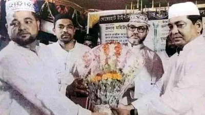 স্থানীয় বিএনপি-জামায়াত নেতাদের সঙ্গে মহিউদ্দিন মহারাজ
