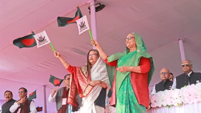 জনসভা মঞ্চে প্রধানমন্ত্রী শেখ হাসিনা ও তার ছোট বোন শেখ রেহানা। ছবি: ফোকাস বাংলা
